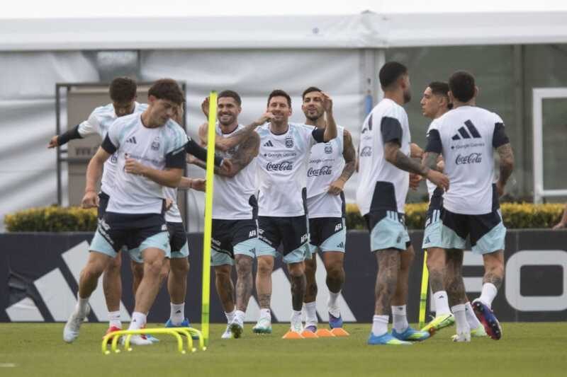 Messi, el gran ausente: el posible 11 de Argentina ante Mauritania 2 Sin Messi desde el arranque, la Selección argentina define su 11 para enfrentar a Mauritania en un amistoso previo al Mundial 2026.