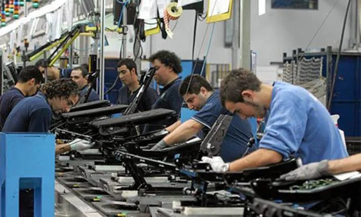 En Argentina el 83,5% de los trabajadores sufre dificultades para alimentarse durante la jornada laboral 3 Un informe de la UCA revela que el 83,5% de los trabajadores formales en Argentina sufre dificultades para alimentarse durante la jornada laboral por la pérdida del poder adquisitivo.
