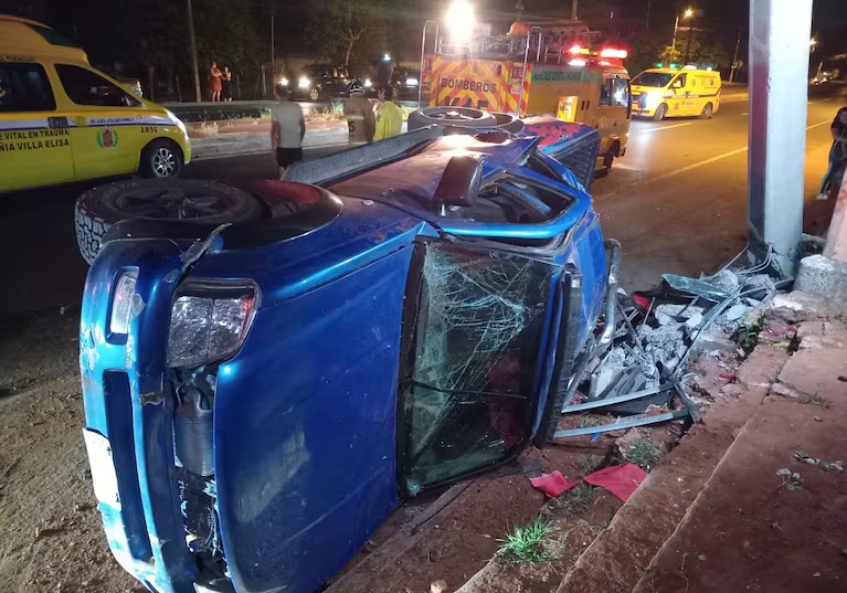 El automóvil terminó volcado sobre la calzada en la ciudad de Ñemby tras perder el control mientras circulaba a alta velocidad por el Acceso Sur.