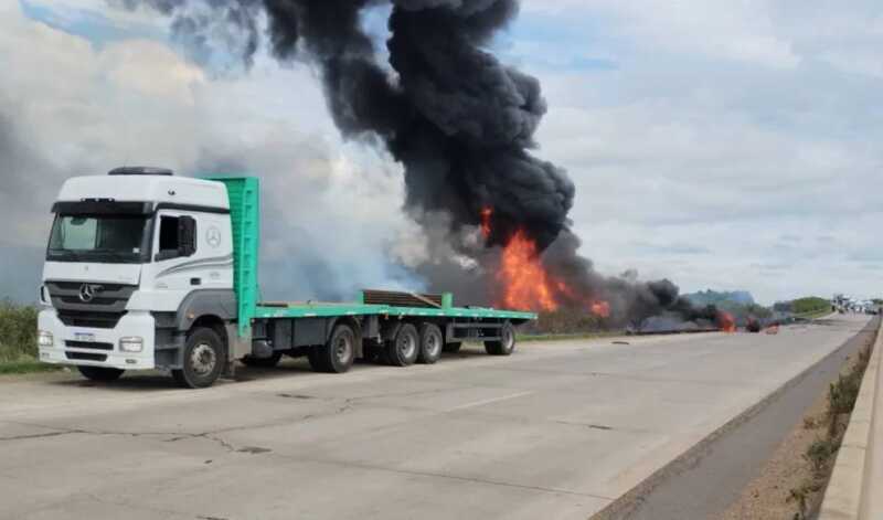 Gualeguaychú: violento choque entre camiones terminó en tragedia en la ruta 14 659721387 1528288352638634 5181088824077112334 n - 2