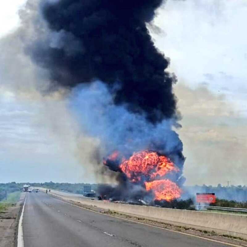 Gualeguaychú: violento choque entre camiones terminó en tragedia en la ruta 14 5 Siniestro fatal en Ruta 14 a la altura del km 63, en Gualeguaychú: más de tres horas de operativo