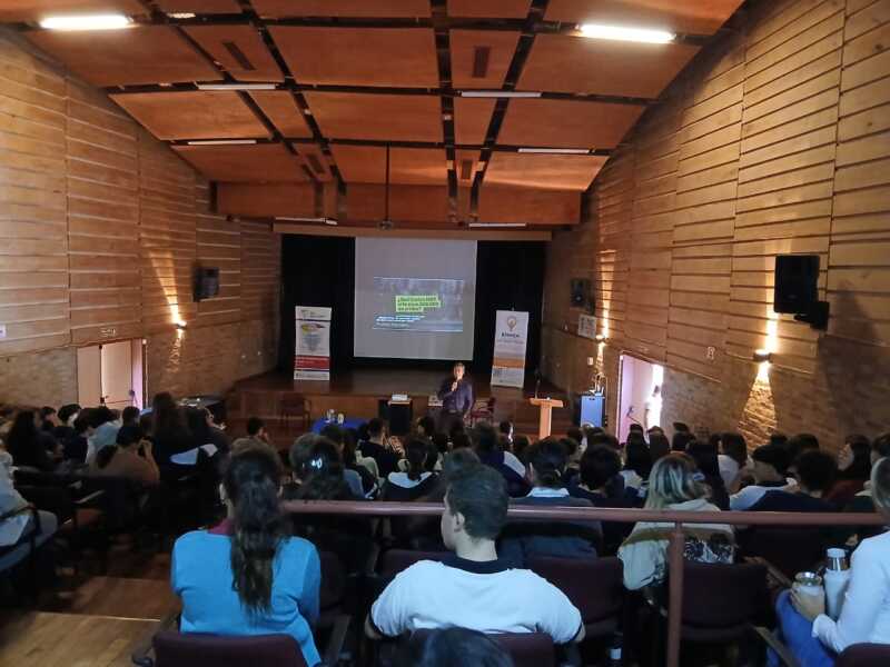 Leandro N. Alem impulsó una jornada de educación financiera con más de 150 participantes 1 El auditorio del ITEC se vio colmado durante la capacitación en economía personal impulsada por el municipio de Leandro N. Alem.