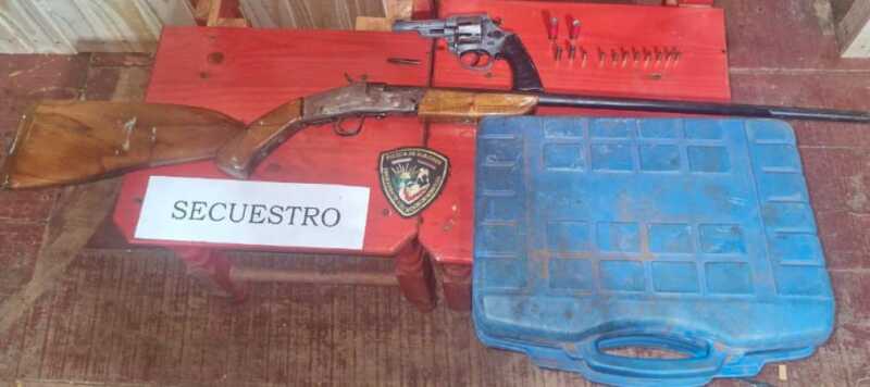 Un hombre fue detenido en San Vicente tras un allanamiento donde secuestraron cocaína, armas, más de $1,3 millones y elementos robados.