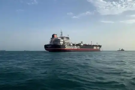 Irán restringe el paso de petroleros en el Estrecho de Ormuz, una vía clave para el comercio mundial de crudo.