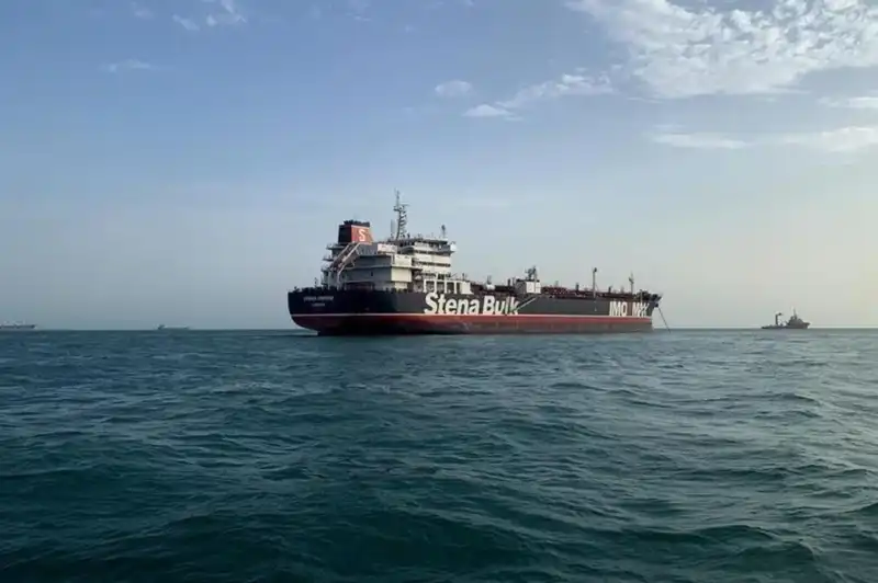 Irán restringe el paso de petroleros en el Estrecho de Ormuz, una vía clave para el comercio mundial de crudo.