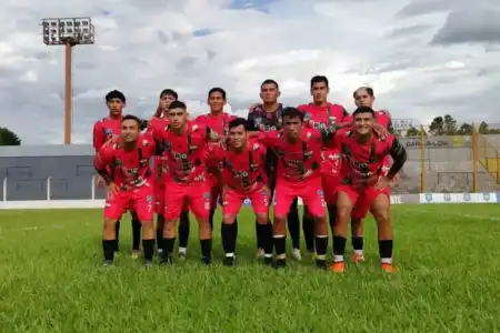 Garupá FC, protagonista del torneo y símbolo del fútbol a pulmón en Misiones Las semifinales del Torneo Apertura de la Superliga Posadeña quedaron paralizadas a la espera de la resolución del Consejo Federal sobre la apelación presentada por Brown tras el fallo del Tribunal de Penas de la Liga Posadeña.