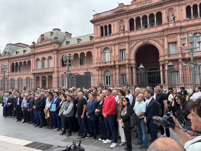 Reclamo masivo de intendentes contra el ajuste y la falta de obras 2 Intendentes reclamaron a Caputo fondos, obras y recursos en Economía