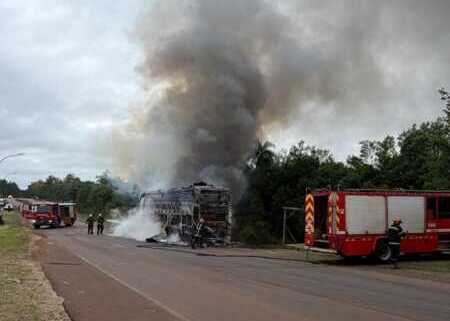 Bomberos de la Policía y Voluntarios trabajaron intensamente para extinguir el fuego en el ómnibus.