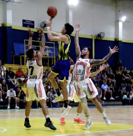 Mitre aplastó a Córdoba de Corrientes y se mantiene invicto en casa Bartolomé Mitre enfrenta a Don Bosco en Posadas con el objetivo de mantenerse como líder de la Conferencia NEA en la Liga Federal de Básquet.