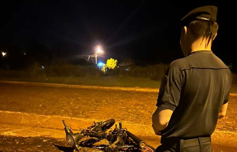 Motocicleta incendiada en el barrio Nuevo Azahares de Montecarlo motocicleta