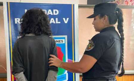 Detuvieron a una mujer por el homicidio de un hombre en Puerto Iguazú: investigan si ocurrió durante una pelea Investigación en curso: peritos resguardan el lugar donde fue encontrado el hombre asesinado en Puerto Iguazú.