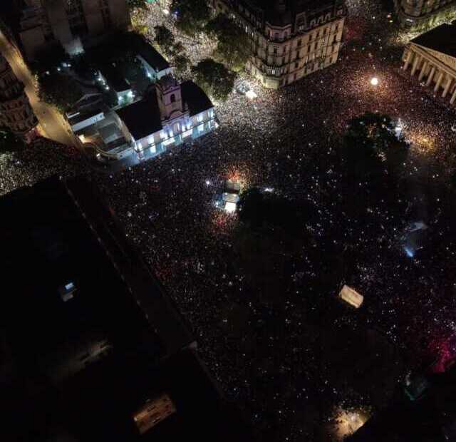 Multitudinario homenaje al Papa Francisco transformó la Plaza de Mayo en una fiesta de fe y música 1 Papa