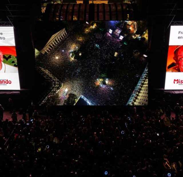 Multitudinario homenaje al Papa Francisco transformó la Plaza de Mayo en una fiesta de fe y música 2 Papa