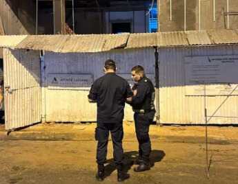 Paraguay: un vidrio cayó desde una obra de la Corte y dejó heridos a dos adultos mayores en Sajonia Un panel de vidrio cayó desde una obra vinculada a la Corte Suprema en Asunción y dejó herida a una pareja de adultos mayores. Denuncian falta de seguridad.