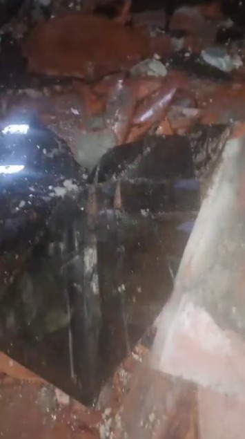 Un panel de vidrio cayó desde una obra vinculada a la Corte Suprema en Asunción y dejó herida a una pareja de adultos mayores. Denuncian falta de seguridad.