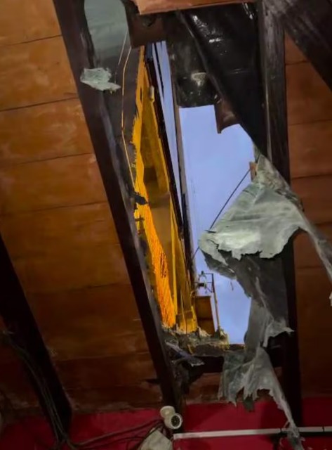 Un panel de vidrio cayó desde una obra vinculada a la Corte Suprema en Asunción y dejó herida a una pareja de adultos mayores. Denuncian falta de seguridad.