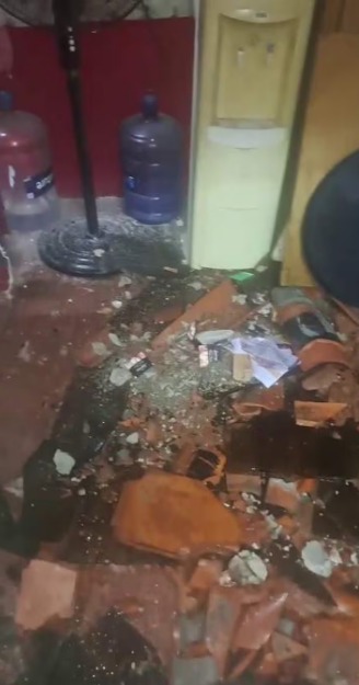 Un panel de vidrio cayó desde una obra vinculada a la Corte Suprema en Asunción y dejó herida a una pareja de adultos mayores. Denuncian falta de seguridad.