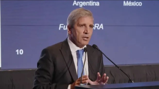 Caputo y una frase polémica contra quienes piden devaluar: “los cagaría a patadas en el culo” 3 WhatsApp Image 2026 04 01 at 17.04.16 - 2