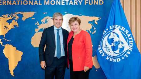 Caputo se reúne con el FMI en Washington para destrabar un desembolso clave Caputo se reune con el FMI