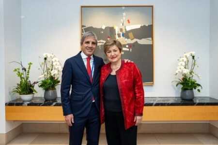 El FMI aprobó la revisión del acuerdo con Argentina y habilitó un desembolso de US$1.000 millones Caputo con el FMI