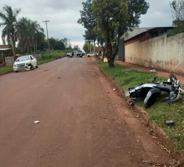 Siniestro vial en Oberá: choque entre auto y moto dejó un herido WhatsApp Image 2026 04 20 at 18.00.51 e1776719196789 - 1