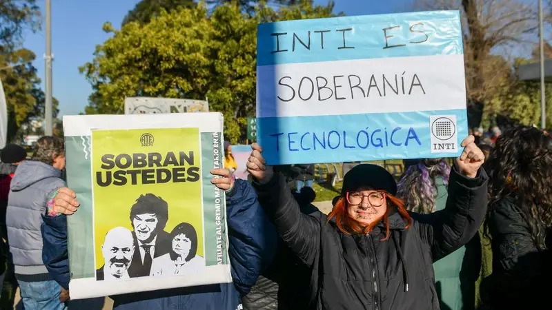 Conflicto en el INTI: denuncian represión y posibles despidos masivos Despidos y represión en el INTI