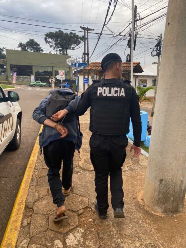 La Policía de Misiones recuperó obras sacras robadas en Brasil y detuvo al sospechoso en Irigoyen 2 Recuperan en Misiones obras religiosas robadas en Brasil y detienen a un joven