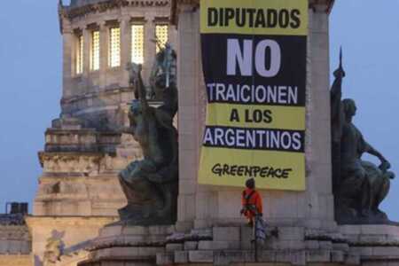 Protesta en el Congreso: activista de Greenpeace escaló un monumento contra la reforma de la Ley de Glaciares greenpeace