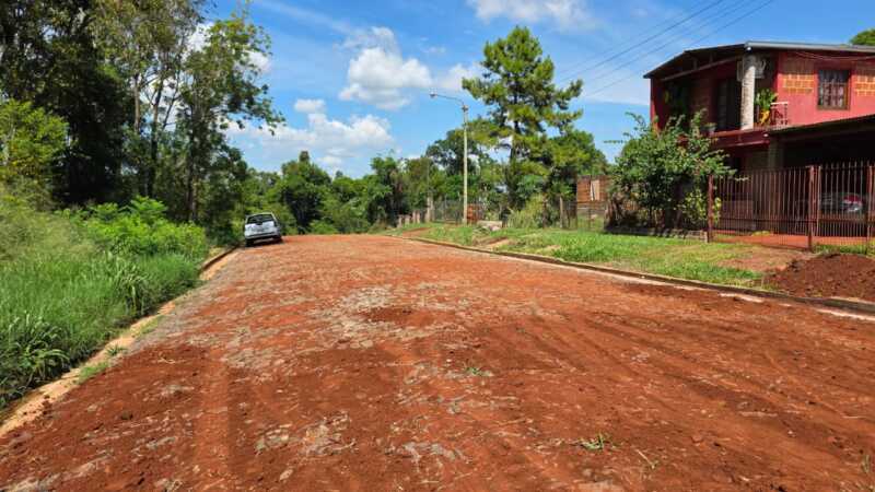 Alem avanza con obras viales: habilitaron una calle San Vicente con empedrado y cordón cuneta Alem obras