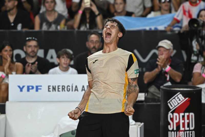Carabelli eliminó a Khachanov en el partido más importante de su carrera y avanzó a octavos 1 Camilo Ugo Carabelli dio la sorpresa en el ATP 500 de Barcelona al vencer al ruso Karen Khachanov y meterse en los octavos de final.