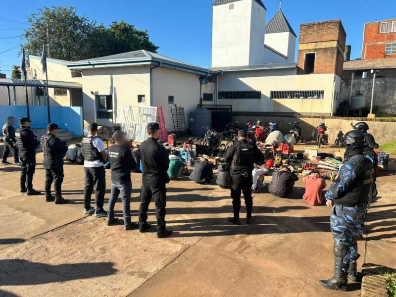 Golpe al delito en Posadas: desarticulan la “Banda de Calabón” tras 8 allanamientos y 15 detenidos Megaoperativo en Posadas: la Policía desarticuló la “Banda de Calabón” tras 8 allanamientos simultáneos y 15 detenidos.