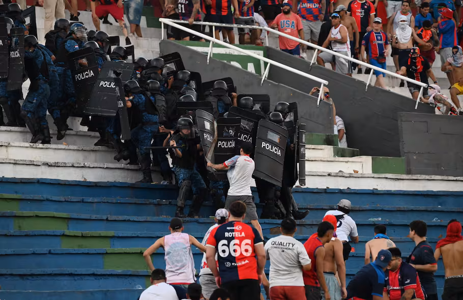Olimpia vs. Cerro Porteño: Batalla campal, represión y partido suspendido por graves incidentes 2 El duelo entre Olimpia y Cerro Porteño fue suspendido por graves incidentes en la tribuna. Hay más de 16 heridos, incluyendo una mujer embarazada.