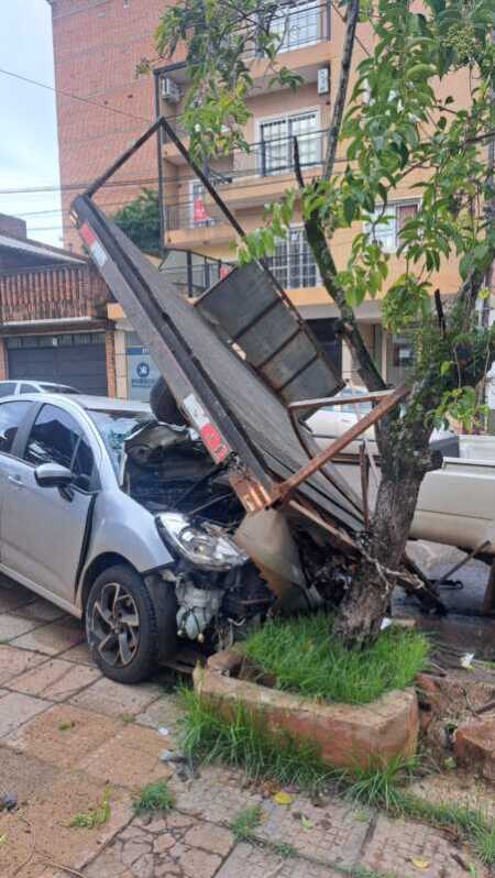 Choque en cadena en Posadas: cuatro vehículos dañados tras un siniestro sin heridos Siniestro vial en Posadas: una conductora perdió el control y provocó un impacto múltiple con daños materiales.
