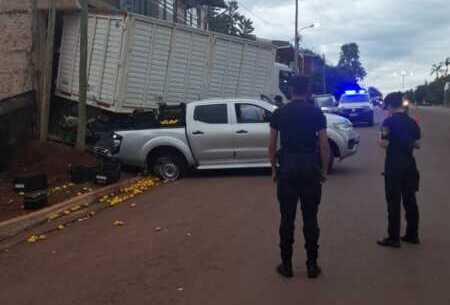 Jardín América: choque entre camión y camioneta dejó grave daños materiales jardín américa choque