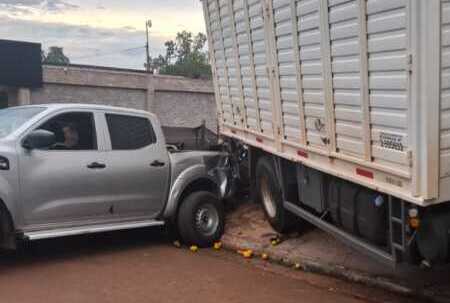 Jardín América: choque entre camión y camioneta dejó grave daños materiales 3 choque jardin america 2 e1777027108314 - 2