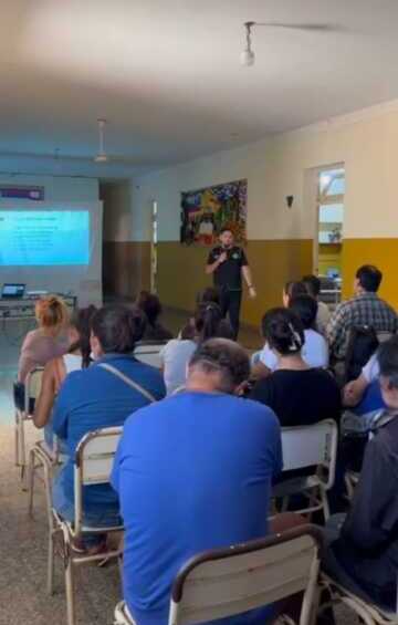 Uso de redes y nuevas amenazas: Cibercrimen refuerza la prevención en escuelas de Misiones 3 La Dirección de Cibercrimen de la Policía de Misiones impulsa charlas en escuelas para prevenir delitos digitales como grooming y bullying, promoviendo el uso seguro de la tecnología.