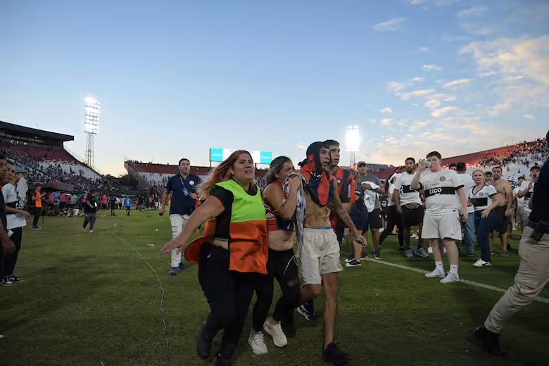 Olimpia vs. Cerro Porteño: Batalla campal, represión y partido suspendido por graves incidentes 3 El duelo entre Olimpia y Cerro Porteño fue suspendido por graves incidentes en la tribuna. Hay más de 16 heridos, incluyendo una mujer embarazada.