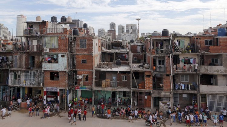 Desigualdad en Argentina: el 10% más rico gana 13 veces más que el más pobre 1 La desigualdad, representada en niveles: unos arriba, otros apenas sosteniéndose.