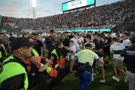Olimpia vs. Cerro Porteño: Batalla campal, represión y partido suspendido por graves incidentes El duelo entre Olimpia y Cerro Porteño fue suspendido por graves incidentes en la tribuna. Hay más de 16 heridos, incluyendo una mujer embarazada.