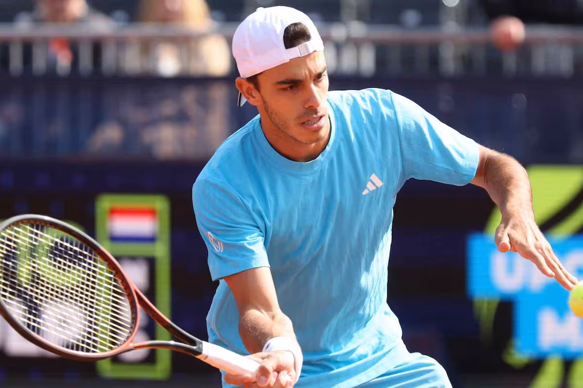 Cerúndolo arrasó en Múnich y se metió en cuartos con una actuación contundente 1 Francisco Cerúndolo aplastó a Botic Van de Zandschulp y avanzó a los cuartos de final del ATP 500 de Múnich con una actuación dominante.