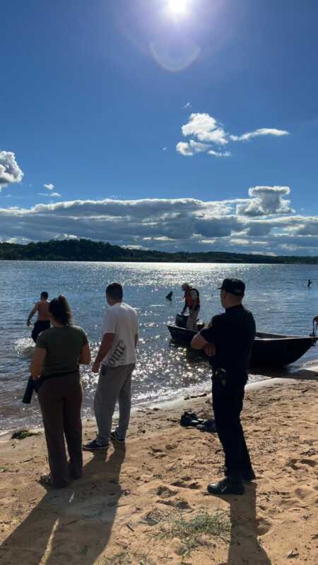Detuvieron a un ex gendarme por el violento asalto en Gobernador Roca: hallaron el auto sumergido en el río Paraná 3 El hallazgo del vehículo en el río Paraná refuerza la hipótesis de una maniobra premeditada.