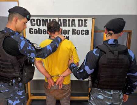 Detuvieron a un ex gendarme por el violento asalto en Gobernador Roca: hallaron el auto sumergido en el río Paraná La Policía de Misiones logró recuperar el automóvil vinculado al ataque, que había sido arrojado a las aguas del Paraná.