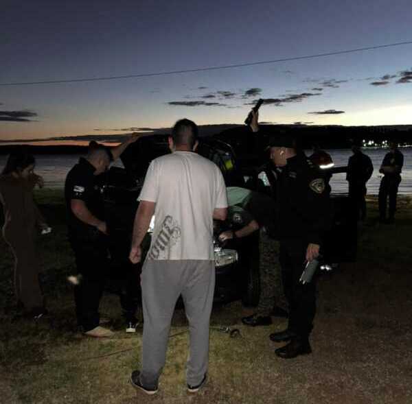 Detuvieron a un ex gendarme por el violento asalto en Gobernador Roca: hallaron el auto sumergido en el río Paraná 4 El automóvil utilizado en el ataque fue descartado en el Paraná, pero terminó convirtiéndose en una prueba central.
