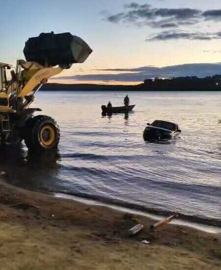 Detuvieron a un ex gendarme por el violento asalto en Gobernador Roca: hallaron el auto sumergido en el río Paraná 2 El Volkswagen Gol fue encontrado bajo el agua con elementos que comprometen a los implicados en el violento asalto.