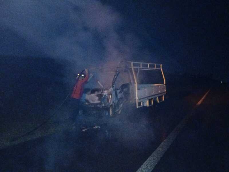 Incendio de camión en Posadas: bomberos controlaron las llamas y no hubo heridos 2 Fuego en un vehículo de carga generó alarma en la ex Ruta 213 y el By Pass.