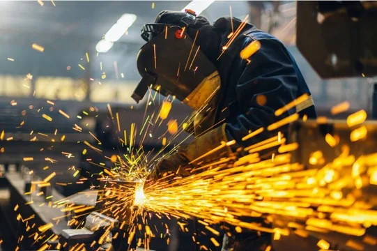 Mejora industrial con base baja: el uso de capacidad creció, pero sigue limitado.