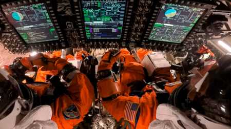 la tripulacion de artemis en sus trajes espaciales captura nasa PZRMENSY2BFOZP7NH5RFT4ZJ4A - 1