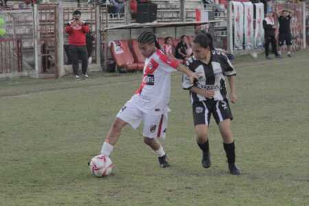 El fútbol femenino posadeño pone primera: el Apertura arranca el 25 con nuevo formato La Liga Posadeña confirmó el inicio del Torneo Apertura femenino para el 25 de abril, con nuevo formato y sedes centralizadas.