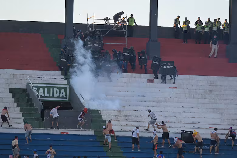 Olimpia vs. Cerro Porteño: Batalla campal, represión y partido suspendido por graves incidentes 1 El duelo entre Olimpia y Cerro Porteño fue suspendido por graves incidentes en la tribuna. Hay más de 16 heridos, incluyendo una mujer embarazada.