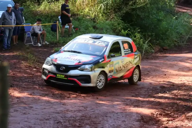Paulus-Brunner dominan una etapa vibrante y dejan abierto el Rally Integración Eldorado-Victoria Brunner